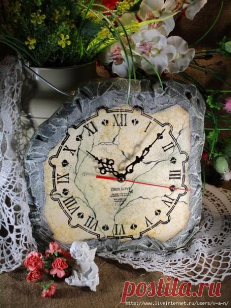 Пеноплекс — достаточно податливый и недорогой материал для создания поделок. Он продается в обычном строительном магазине. 
Из пеноплекса легко выходят фактуры: деревянная вывеска, каменная стена, кора дерева и т.д.Образцы работ из пеноплекса, взятые из интернета.