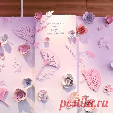 A dreamy backdrop design of floating flowers & plants - customised for @grandhyattsing's stage, in collaboration with @printiculous 😊🌸 If you didn't get a chance to drop by at the #grandhyattsingapore wedding show today/want to rent this wall for your event, enquire with us for wedding packages: 91816723/customercare@ektory.com #paperart #grandhyatt #weddingstyling #sgweddings #sgwedding #singaporewedding #sgbrides #weddingbackdrop #weddingdecor #whitewedding #paperflowe...