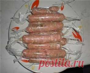 Диетические сосиски - вкуснятина и только!)
Можно деткам!
Сосиски я очень люблю, но магазинные покупать стараюсь редко. А все потому, что считаю, что там перебор с жиром, крахмалом, красителем, соей, солью и некачественным мясом. Но деваться было некуда, поэтому частенько покупала в ближайшем супермаркете сосисочки.
Но на днях я впервые сделала диетические по рецепту шеф-повара одного из ресторанов. Радости моей не было предела: и вкусно, и без всяких вредных примесей, и готовить совсем легко!