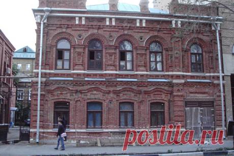 В Самаре состоится открытие первого в России отделения ретро-почты. В историческом здании Самары в сентябре 2021 года откроют первое в России отделение ретро-почты. Речь идет о доме купца Иванова, построенном в XIX веке. Он расположен на улице Молодогвардейской. Отмечается, что на данный момент здание находится на стадии завершения реставрации.