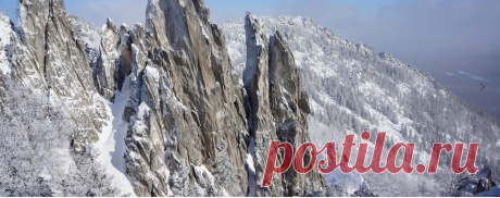 Заповедная Россия. Здесь сохранились в первозданном виде ценнейшие экологические системы: горные луга и тундры, моховые болота и реликтовые леса. Обязательно посетите памятник природы с романтическим названием «Долина сказок». Это территория, заросшая низкорослым лесом, над которым возвышаются пики каменных глыб самых разных форм и размеров, напоминающих сказочных персонажей. Еще одна важная достопримечательность, расположенная у подножия утесов парка, — каменные реки: