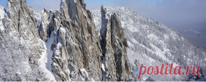 Заповедная Россия. Здесь сохранились в первозданном виде ценнейшие экологические системы: горные луга и тундры, моховые болота и реликтовые леса. Обязательно посетите памятник природы с романтическим названием «Долина сказок». Это территория, заросшая низкорослым лесом, над которым возвышаются пики каменных глыб самых разных форм и размеров, напоминающих сказочных персонажей. Еще одна важная достопримечательность, расположенная у подножия утесов парка, — каменные реки: