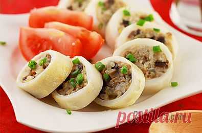 Кальмары, фаршированные грибами и сыром