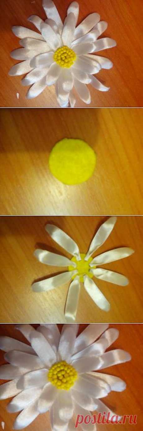 Ромашка из атласных лент