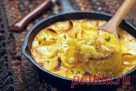 Французский рецепт, покоривший мир своей простотой и необычайным вкусом! 
Картофель «Буланжер» 

Вам понадобится: 
- 1 кг картофеля 
- 2 головки репчатого лука 
- 60 г сливочного масла 
- 400 мл молока 
- соль 
- молотый черный перец