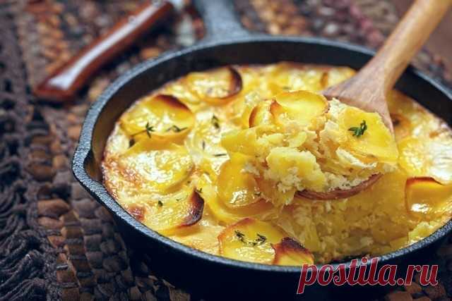 Французский рецепт, покоривший мир своей простотой и необычайным вкусом! 
Картофель «Буланжер» 

Вам понадобится: 
- 1 кг картофеля 
- 2 головки репчатого лука 
- 60 г сливочного масла 
- 400 мл молока 
- соль 
- молотый черный перец