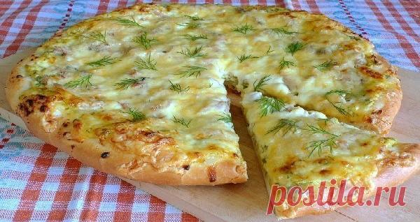Деревенская пицца Ингредиенты: Тесто: -молоко - 250 мл -сахар - 2 ст.л. -сухие дрожжи - 1 пакетик (11 гр) -сливочное масло - 125 гр (растопить) -мука - 350-400 гр -соль - 1/2 ч.л Начинка: -творог - 250