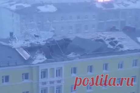 Сносящая крыши российских домов снежная буря попала на видео. На Норильск обрушилась снежная буря. Сильными порывами ветра сорвало крыши домов, произошедшее попало на видео. В администрации российского города Норильска рассказали, что весна каждый год к ним приходит именно так: когда температура воздуха повышается, приходит шторм.