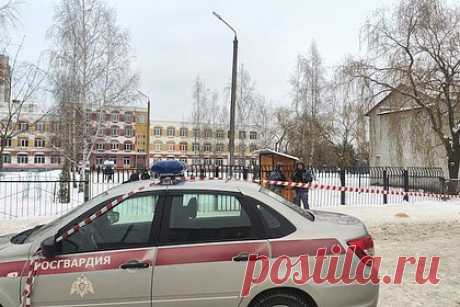 Раскрыта главная цель устроившей стрельбу в брянской школе восьмиклассницы. Главной целью устроившей стрельбу в Брянске восьмиклассницы была ее 13-летняя одноклассница. Незадолго до трагедии у девочек был серьезный конфликт. Остальные пострадавшие стали случайными жертвами целенаправленной расправы. Криминалисты тщательно изучают соцсети и гаджеты атаковавшей учебное заведение школьницы.