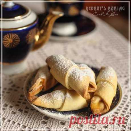 Рогалики с вареньем по бабушкиному рецепту. Для рогаликов: - 3 ст. л. сахара. - 200 г сливочного масла. - 2 желтка. - 2 ст. л. сметаны. -300-350 Г муки. -200-250 г. густого варенья. - Сахарная пудра для украшения. Масло слегка растопить постави...