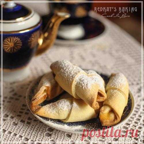 Рогалики с вареньем по бабушкиному рецепту. Для рогаликов: - 3 ст. л. сахара. - 200 г сливочного масла. - 2 желтка. - 2 ст. л. сметаны. -300-350 Г муки. -200-250 г. густого варенья. - Сахарная пудра для украшения. Масло слегка растопить постави...