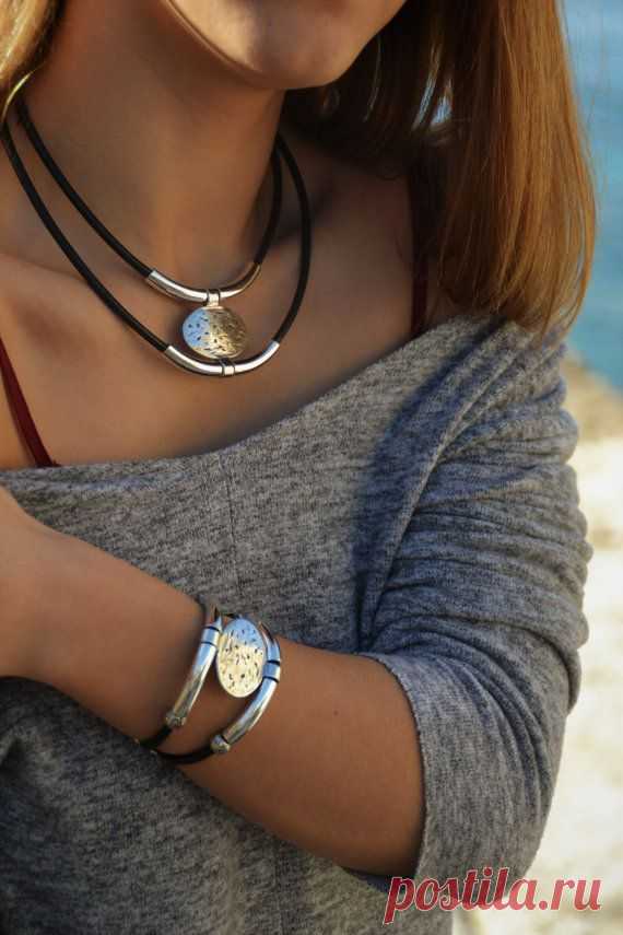 ✩COLLAR PARA MUJER✩ Collar bohemia,joyas boho,collar hippie,boho joyería,collar de verano boho mujer,las mujeres de cuero collar, collar doble hilo,collar plata Collar para mujer, único y original, regalo para mujer, collar cuero, bañado en plata . Se trata de un collar para mujer,