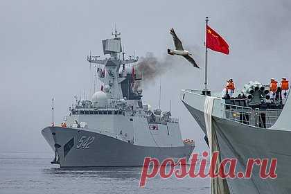 Два военных корабля КНР столкнулись в море во время погони