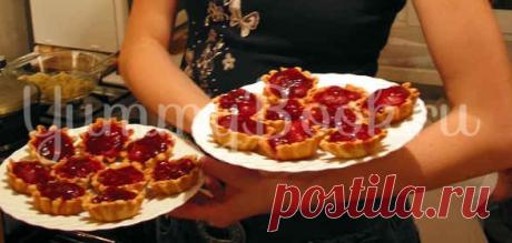 Тарталетки с кремом и ягодами