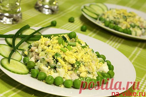 Диетический салат с куриным филе и зеленым горошком