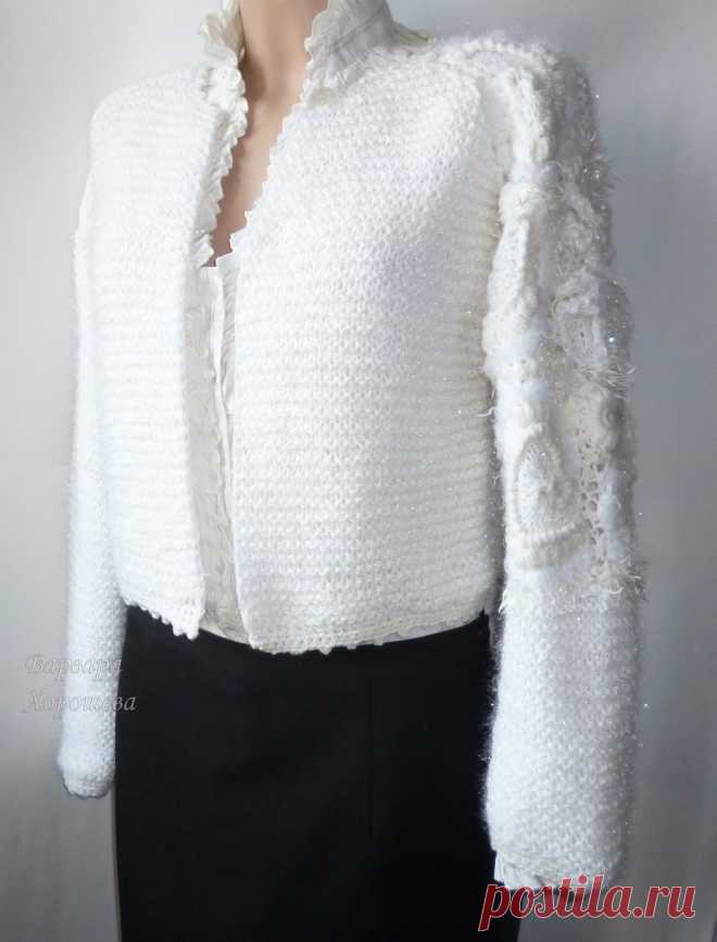 Белый вязаный кардиган. Оверсайз. Модное крупное вязание. Оригинальное оформление рукава. Белый цвет всем к лицу. Дополнит как классический наряд, так и в стиле бохо. Фасон можно изменить по Вашему желанию. Например, связать в таком стиле болеро или, наоборот, сделать кардиган длиннее.