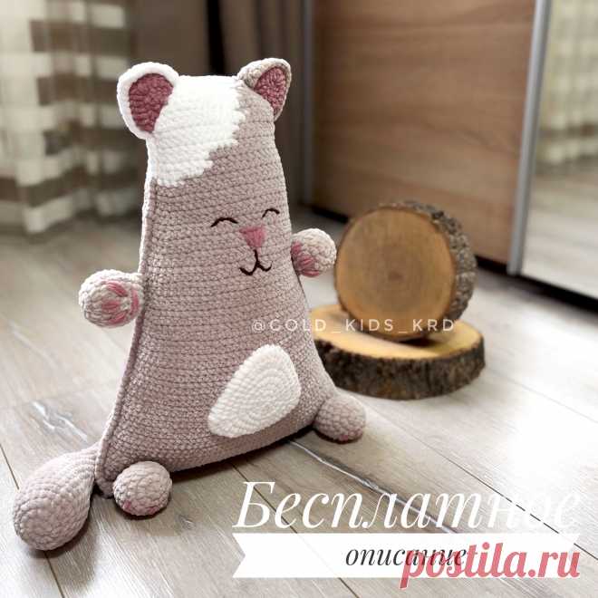PDF Декоративная подушка Кот крючком. FREE crochet pattern; Аmigurumi toy patterns. Амигуруми схемы и описания на русском. Вязаные игрушки и поделки своими руками #amimore - плюшевая подушка в виде кота, большой котик из плюшевой пряжи, котёнок.