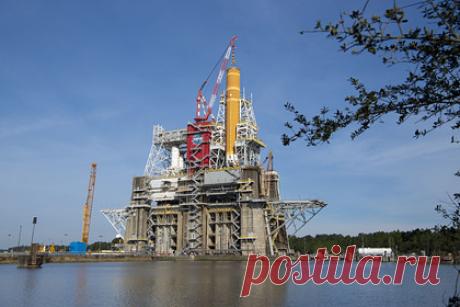 НАСА впервые запустит сверхтяжелую ракету SLS в мае. Первый запуск с площадки космического центра имени Джона Кеннеди сверхтяжелой ракеты Space Launch System (SLS) с космическим кораблем Orion, который должен совершить полет вокруг Луны, а затем вернуться на Землю, переносится с марта на май, пишет Space.com, ссылаясь на НАСА.