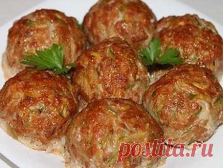 Греческие тефтели с кабачками. 
Попробуй и убедись! Просто потрясающий рецепт ! Возьмите себе на заметку!
Греческие тефтели с кабачками «Кефтедес» средиземноморские тефтели из мясного фарша с овощами, которые подают как в горячем, так и в холодном виде с соусом «Цацики». В оригинале их жарят, но мне больше нравятся в запеченном виде.
Ингредиенты:
600 г мясного фарша
2-3 молодых кабачка
2 яйца
1 луковица
3-4 зубчика чеснока
2 столовые ложки томатной пасты
3 столовые ложки молотых сухарей
Соль, м