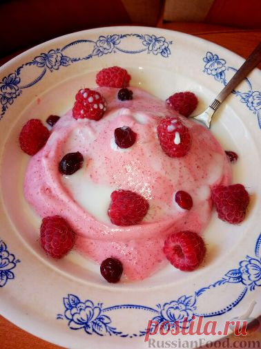 Рецепт: Взбитая манная каша с брусникой на RussianFood.com