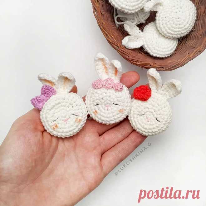 PDF Брошь Зайка крючком. FREE crochet pattern; Аmigurumi animal patterns. Амигуруми схемы и описания на русском. Вязаные игрушки и поделки своими руками #amimore - маленькая брошка в виде зайки, заяц, аксессуар зайчик, кролик, зайчонок, крольчонок.