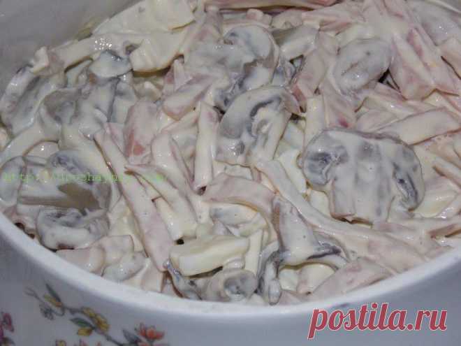 Салат с кальмарами, ветчиной и грибами от Натальи Карпушенковой