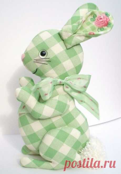 ​Шьём с детьми зайчиков Шьём с детьми зайчиковИз ткани в клеточку они выглядят еще забавнее.
