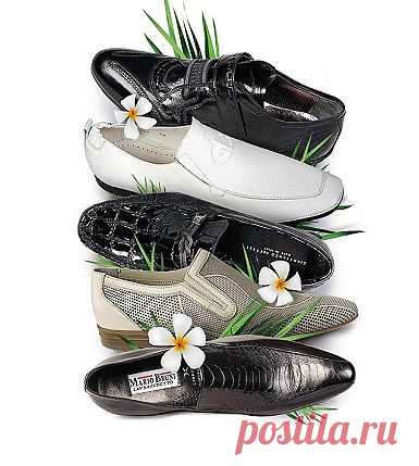 Освежитель обуви.
Смешайте несколько капель бактерицидного эфирного масла (например, лаванды, чайного дерева, розмаринового или мятного) и немного пищевой соды. Насыпьте смесь в носок или чулок и засуньте в кроссовки. Оставьте на ночь, чтобы исчез неприятный запах. При повторном использовании добавьте еще немного масла.