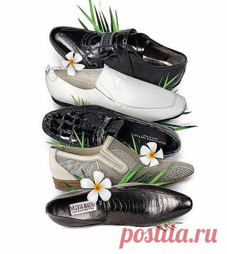 Освежитель обуви.
Смешайте несколько капель бактерицидного эфирного масла (например, лаванды, чайного дерева, розмаринового или мятного) и немного пищевой соды. Насыпьте смесь в носок или чулок и засуньте в кроссовки. Оставьте на ночь, чтобы исчез неприятный запах. При повторном использовании добавьте еще немного масла.