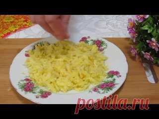 Салат ПЕРВЫЙ СНЕГ невероятно вкусный! Будет съеден сразу! Рецепт:Лук - 1 штКартофель (вареный) - 2-3 штБуженина (можно ветчину или куриное филе) - 150 грЯйца - 4 штСыр - 100 грМайонезСоль, перец - по вкусуКунжут темный - 1 ч.л.Маринад для лука:Соль - 0,5 ч.л.Сахар - 2 ч.л.Уксус 9% - 1 ст.л.Вода
