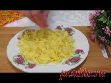 Салат ПЕРВЫЙ СНЕГ невероятно вкусный! Будет съеден сразу! Рецепт:Лук - 1 штКартофель (вареный) - 2-3 штБуженина (можно ветчину или куриное филе) - 150 грЯйца - 4 штСыр - 100 грМайонезСоль, перец - по вкусуКунжут темный - 1 ч.л.Маринад для лука:Соль - 0,5 ч.л.Сахар - 2 ч.л.Уксус 9% - 1 ст.л.Вода