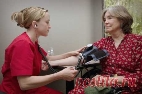 Отказ от курения и снижение веса: врач Копылов назвал лучшие способы нормализовать АД без лекарств - Домашняя аптечка