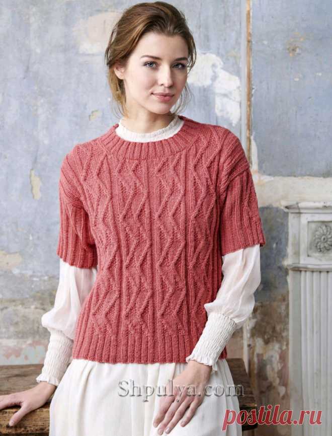 Пуловер с короткими рукавами и приспущенными проймами связан спицами рельефным узором из скандинавской шерсти.