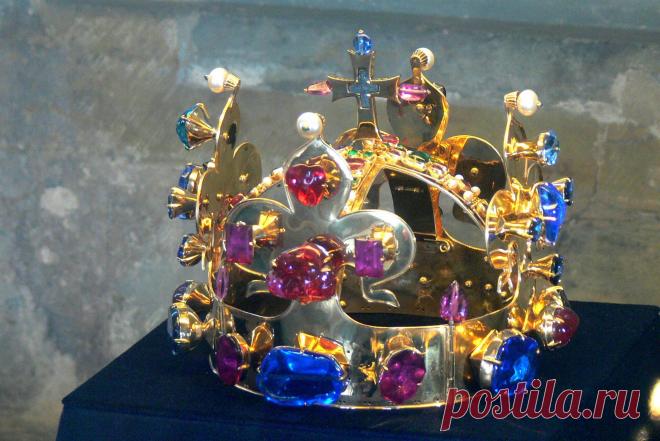 Корона святого Вацлава 1347 год.Корона из золота,украшена 19 крупными сапфирами, 44 шпинелями, огромным кроваво-красным рубином, 30 изумрудами и 20 жемчугами.