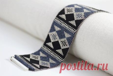 Fisk Bracelet in Black, Blue, and Silver - Peyote Stitch with Sterling Silver…