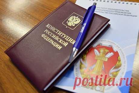 В России назвали вандализмом примотанную скотчем к памятнику Конституцию. В Екатеринбурге неизвестные примотали Конституцию России скотчем к памятнику основателям города. Об этом сообщает «Подъем». Макет в виде огромной книги Конституции был примотан к основанию памятника Василию Татищеву и Вильгельму де Геннину. В администрации отметили, что коммунальщики уберут инсталляцию.