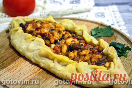 Пиде с куриным мясом и брынзой. Рецепт с фото Пиде - это традиционный турецкий пирог, который готовят в форме лодочки. Тесто для пиде готовят пресным, но благодаря насыщенной и сочной начинке, оно вбирает в себя все соки и становится очень вкусным. Классическая начинка для турецкого пиде состоит из мясного фарша (обычно используется баранина), помидоров, перцев и разнообразных пряностей. Сегодня мы приготовим классическую лепешку-пиде, для начинки будем использовать курино...