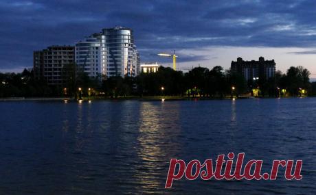 Мэр Ивано-Франковска призвал жителей на время выехать за город. Мэр сообщил, что из-за обстрелов 53 многоэтажки остались без отопления, а отключение света может продлиться несколько дней. Ивано-Франковск готовит пункты обогрева для жителей, но они могут не вместить всех желающих