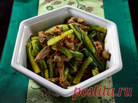Очень простой корейский салат из огурцов и мяса
