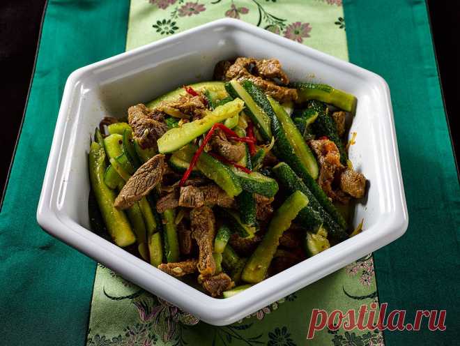 Очень простой корейский салат из огурцов и мяса