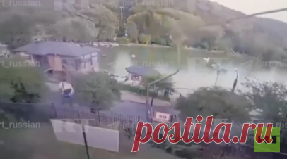 RT публикует видео с моментом обрыва канатной дороги в Нальчике. В распоряжении RT появилось видео с моментом обрыва канатной дороги в Нальчике. На кадрах видно, с какой высоты упали люди. Читать далее