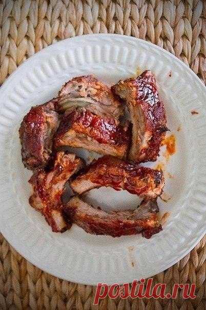 Очень простой и невероятно вкусный рецепт ребрышек 
Ингредиенты:-500 гр ребрышек-соль-молотый перец чили-молотый чеснок(порошок)-эстрагон-базилик-молотая копченая паприка(с легкостью можно заменить на некопченую)Для соуса:-полчашки кетчупа(118 мл)-сто…
