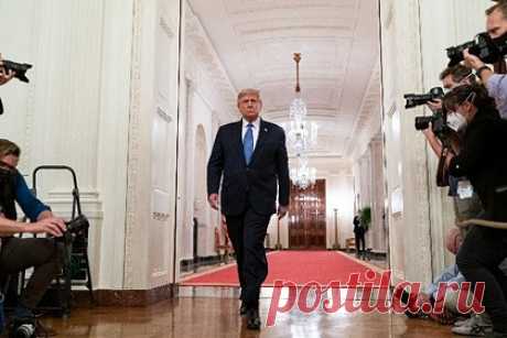 Трамп вывез 700 страниц секретных документов. Национальное управление архивов и документации (NARA) США обнаружило в вывезенных в январе 2022 года из поместья Дональда Трампа материалах более 100 документов, содержащих секретные сведения на 700 страницах. Ранее Трамп допустил подлог ФБР улик при обыске его поместья.