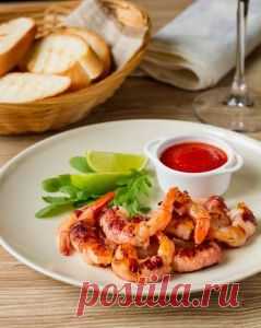 Жареные креветки в беконе с острым томатным соусом