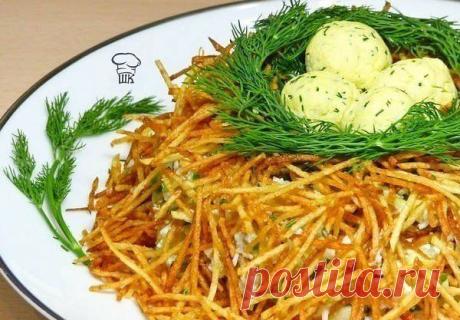 САЛАТ "ГНЕЗДО ГЛУХАРЯ" » В сети – себя просвети!

Куриное филе – 200 г
● Ветчина – 100 г
● Шампиньоны из банки – 100 г
● Яичные белки – 3 шт.
● Картофель – 3 шт.
● Соль, перец
● Майонез
● Для птичьих яиц: 3 желтка, 1 плавленый сырок, зелень укропа, зубчик чеснока и майонез
● Листья салата