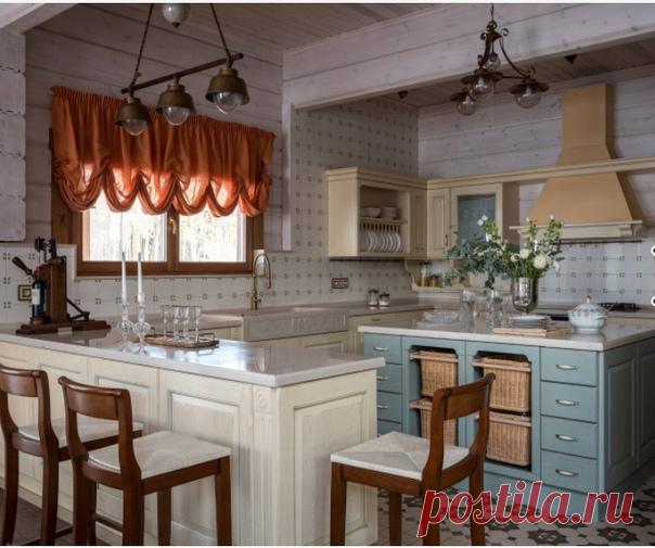 Пример оригинального дизайна: п-образная кухня в стиле кантри с раковиной в стиле кантри, фасадами с выступающей филенкой, бежевыми фасадами, бежевым фартуком, островом, разноцветным полом