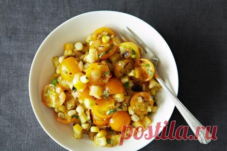 Evergreen-рецепт Food52: простой салат из сладкой кукурузы, кабачка, томатов, базилика и мягкого запеченного лука.