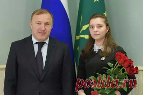 Восьмиклассница из аула Понежукай получила медаль «За проявленное мужество». Жительница аула Понежукай Теучежского района Адыгеи Марианна Хахузокова стала первым ребенком в республике, получившим медаль Совета Федерации «За проявленное мужество». 12-летняя восьмиклассница спасла младших сестер во время пожара, сумев вывести их из горящего дома. Инцидент произошел 15 марта.