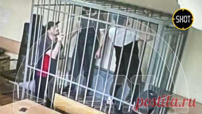 В Подмосковье грабители попытались выбраться из клетки на заседании суда. Подсудимые устроили дебош в зале суда. Об этом сообщает Life со ссылкой на Shot. Инцидент произошел во время заседания в Пушкинском суде. По данным источника, мужчин признали виновными в угоне фуры с бытовой техникой в декабре ...