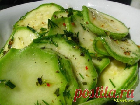 Попробуйте такой замечательный рецептик! 
Это удивительное по своему вкусу и приготовлению блюдо я впервые попробовала на пикнике. Одна знакомая угостила нас этой закуской. Естественно, что после первого стола маринованных кабачков в тарелке не осталось совсем, потому что их необычный вкус понравился всем. Потом я приготовила их сама, и снова уже мои знакомые были удивленны вкусом маринованных кабачков. 
Показать полностью…